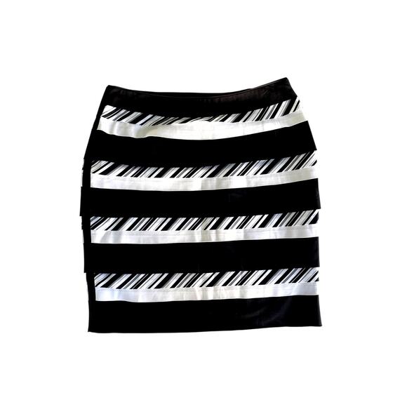 WHITE HOUSE BLACK MARKET LAYERED BLACK AND WHITE SKIRT, 12 - Picture 1 of 3